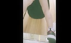 8月新流出 私房大神极品收藏 商场女厕全景后拍系列 裤脚开叉牛仔裤靓妹性感的蜜桃臀