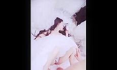极品娇妻 气质高冷颜值绝美的娇妻穿着婚纱任人无套狂艹，不吭声，强忍着！