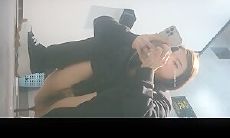 8月最新流出 高校全景厕拍青春靓丽学妹嘘嘘 眼镜斯文美女怕尿湿内裤一只手拽着