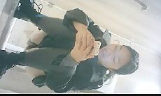 商场女厕全景偷拍长相一般黑鲍鱼