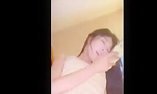 一边偷情被操一边和男友聊天，“你是谁啊？“我是你妈妈 哈哈！”你是骚母狗”极品颜值高校女神和金主爸爸偷情