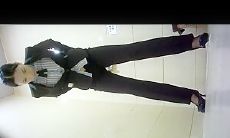 商场女厕全景偷拍制服女职员的微毛小黑鲍