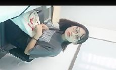 大神潜入大学女厕全景偷拍眼镜学妹的多毛小黑鲍鱼 出来还要跟她聊一会