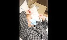 猥琐肥猪哥下药迷翻美女同事带回酒店各种道具玩弄大肥鲍啪啪