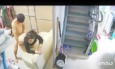 居家摄像头偷拍中年夫妻趁着孩子出去玩赶紧在沙发上来一炮