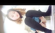 商场女厕偷拍尿尿心不在焉想心事的女生 想着与男友啪啪往事 B里情不自禁的流出浓精