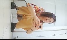 7月最新流出厕拍大神潜入某酒店大堂女厕❤️前景偷拍3个美女尿尿妹子一边看视频一边闻手上的尿骚味