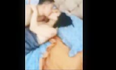 漂亮黑丝淫妻 舒服吗老婆 啊啊舒服 好深 真猛 绿帽叫单男在家操媳妇 深吻抠逼看来是老手啊