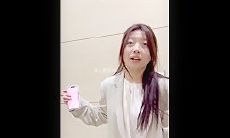 《拍B问路》让人怜利的颜值美女不知道自己的蜜穴被拍 还被小伙逗乐了