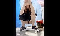 七月最新女厕 大排档全景偷拍再次入镜的开衩牛仔裤女神醉酒呕吐手机自拍