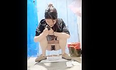 七月最新砍人收费裙流出 大排档全景偷拍尿急的少妇还没走到蹲坑就开始提裙子开尿