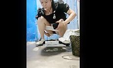 七月最新女厕偷拍大排档全景偷拍丰盈少妇大大的阴蒂像JJ一样坚挺牛仔裤少妇准备擦B了下手有点