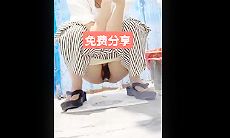 七月女厕偷拍最新 大排档全景偷拍几个妹子尿尿红裙妹肚子不舒服全程板着脸被闺蜜 黄段子逗乐了