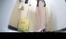 7月神级女厕偷拍，女神出没！开门的那一刹那把我惊艳到了，换装后脱下裤子尿尿，很鸡动