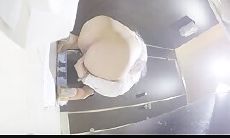 七月最新流出 厕拍大神给KTV送啤酒 偷偷潜入女厕偷拍坐台小姐尿尿来月事的黑靴女神姐姐逼毛修得很漂亮