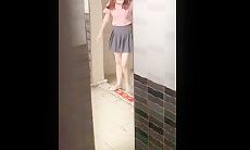 大神直接闯入单位女厕偷拍短裙女同事的小黑鲍