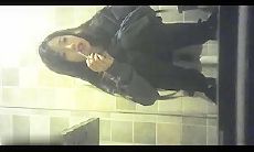 六月新流出大神潜入KTV女厕正面全景偷拍 两个妹子尿尿吸烟美女vs清纯学妹