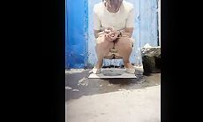 全景厕拍群友分享全景偷拍大排档喝酒妹子上厕所-2
