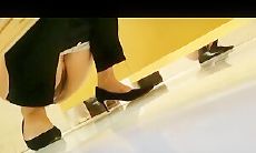 商场女厕偷拍高跟制服少妇嘘嘘 吃坏肚子了有点串稀了