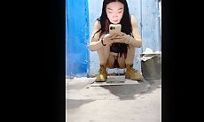 全景厕拍群友分享全景偷拍大排档喝酒妹子上厕所-3