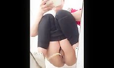 路边沟厕上帝视角偷拍多位小嫩妹的极品美鲍鱼 被最后一位看出了一点端倪有点怀疑了