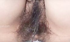 办公楼女厕超近距离偷拍美女同事的多毛小嫩鲍