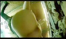 夜场女厕近距离偸拍高品质小姐姐方便，高颜值美女喝醉跌到茅坑里了