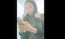 路边公厕全景偷拍众多美女靓妹嘘嘘 极品身材长筒黑丝美女和无毛B小嫩妹