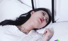 果冻传媒 花样少女 在男友面前被用跳蛋震到高潮